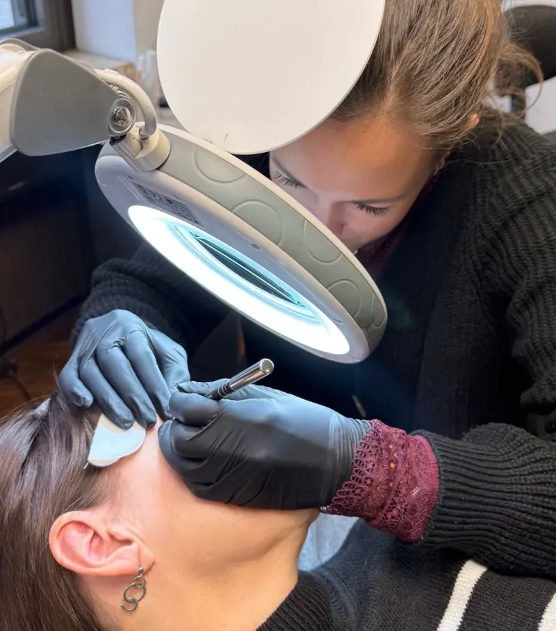 Natürliche Brauen mit Permanent Make-up